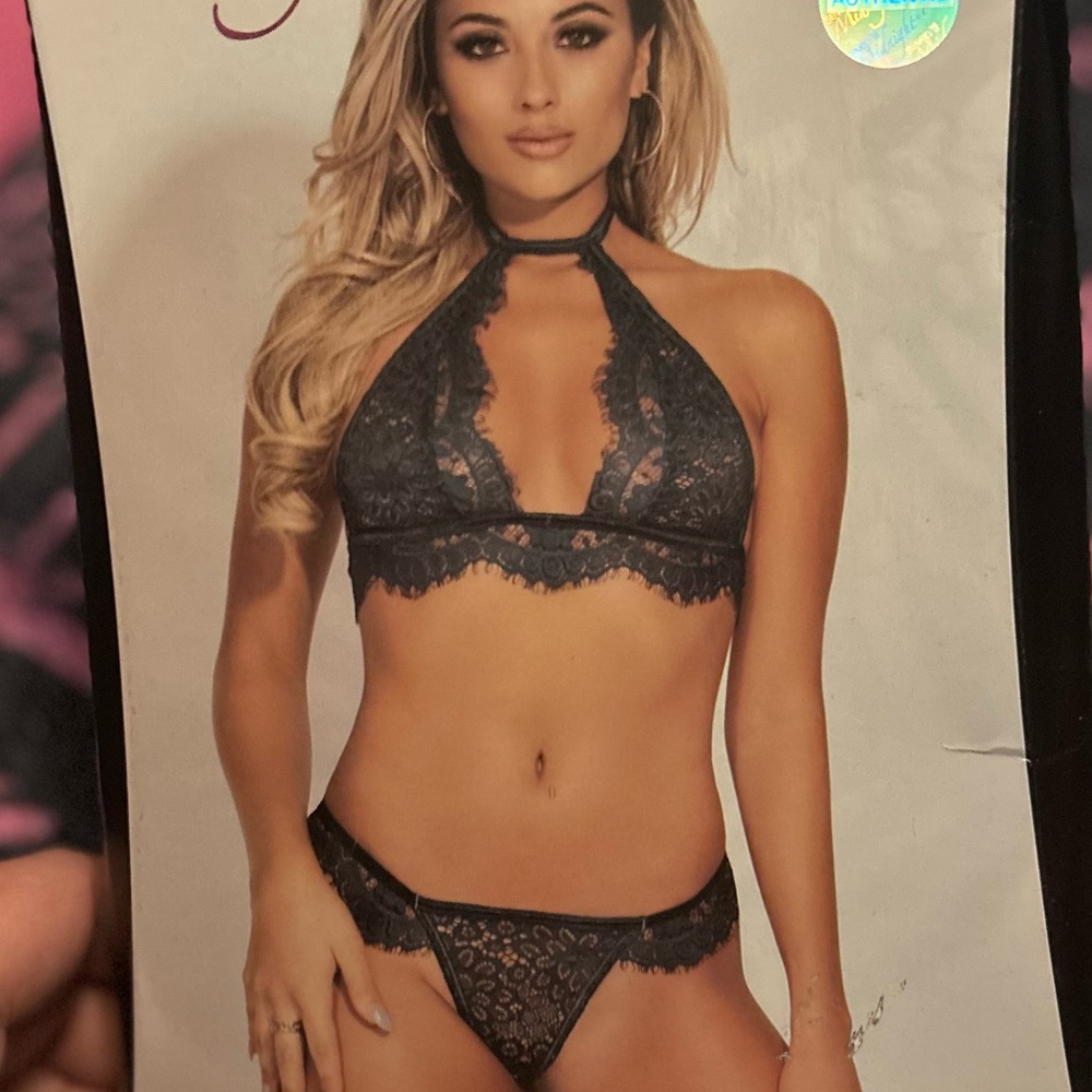 Elegant Lace Halter Bralette and Panty Set - Black